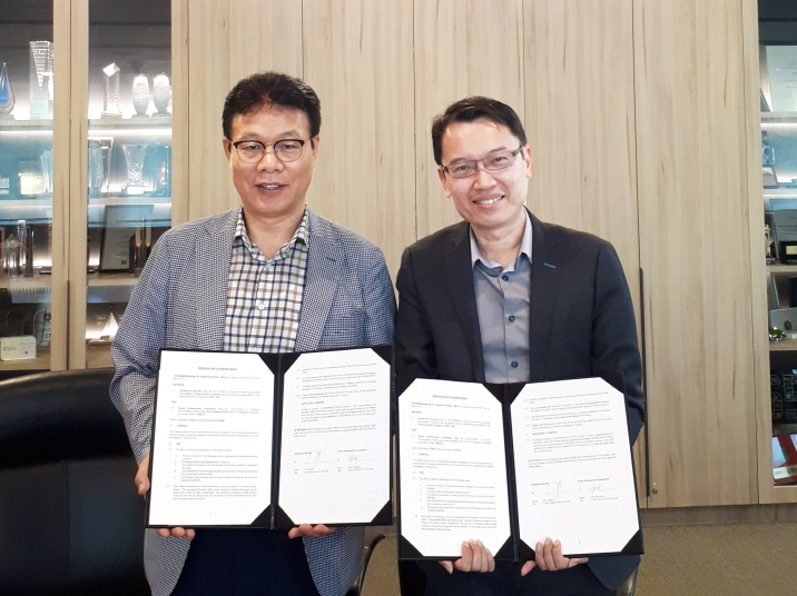 싱가포르 가든스바이더베이에서 추연길 부산시설공단 이사장(왼쪽)과 가든스바이더베이 CEO Felix Loh(오른쪽)가 업무협약(MOU) 체결서 사인 후 기념촬영을 하고 있다
