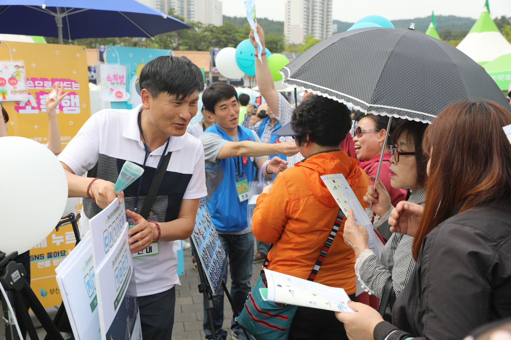 공단 김영기 차장이 시민을 대상으로 이벤트 참여에 대해 안내를 하고 있다.