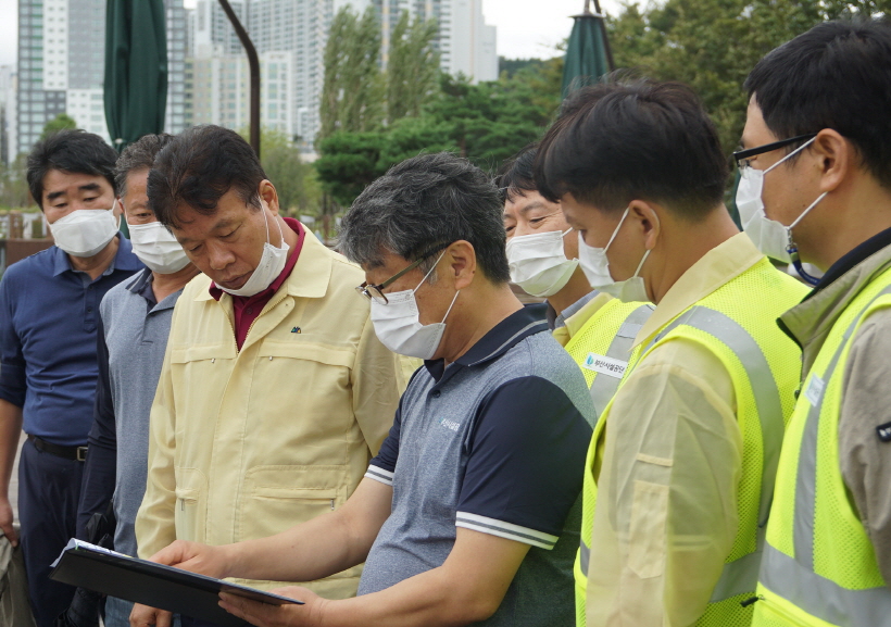 최진욱 시민공원장(중앙)이 추연길이사장(중앙좌)에게 시민공원 태풍 피해상황에 대해 설명하고 있다