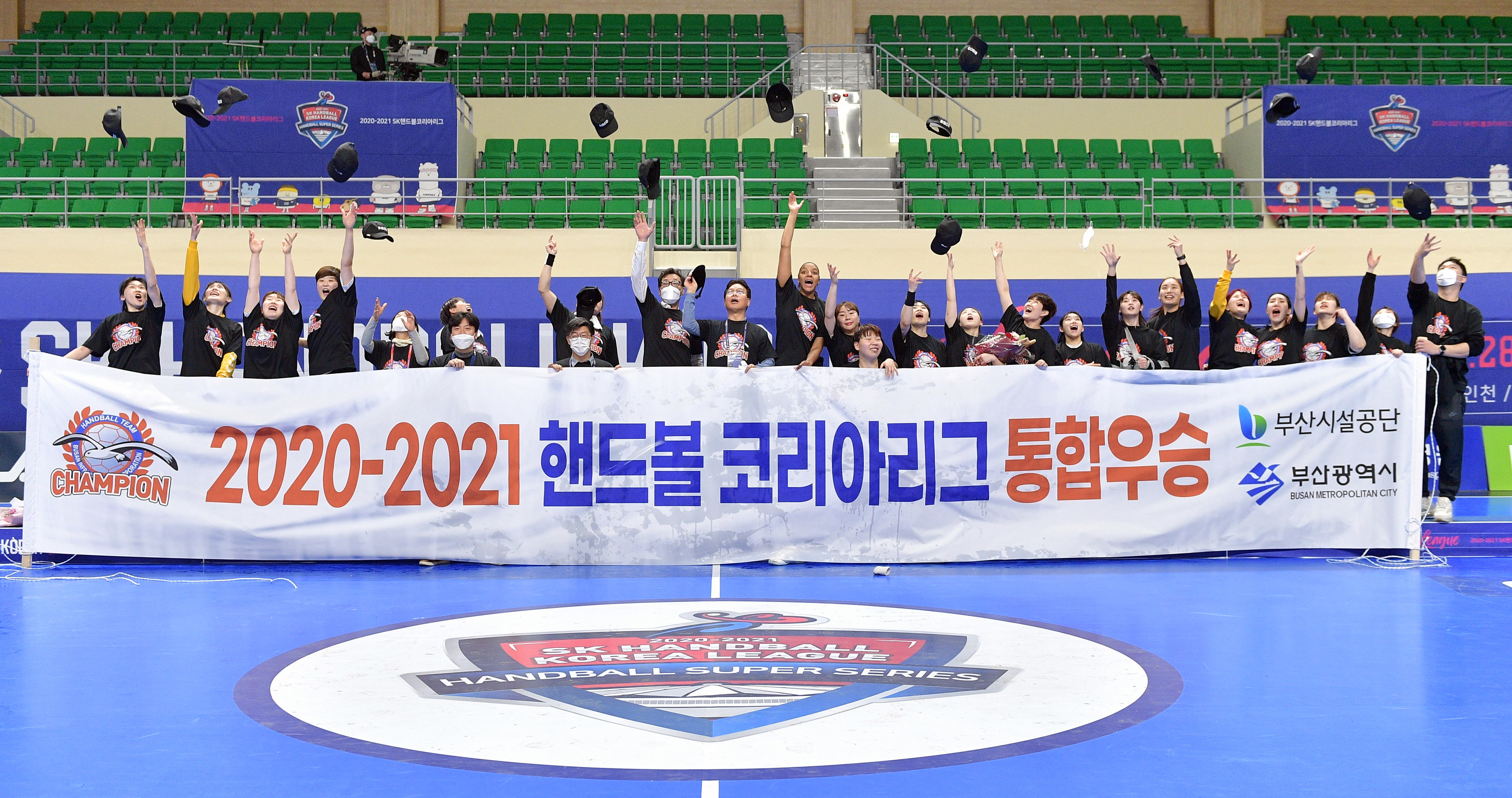 2020-2021핸드볼코리아리그 챔피언결정전 2연승 통합우승 기념촬영1