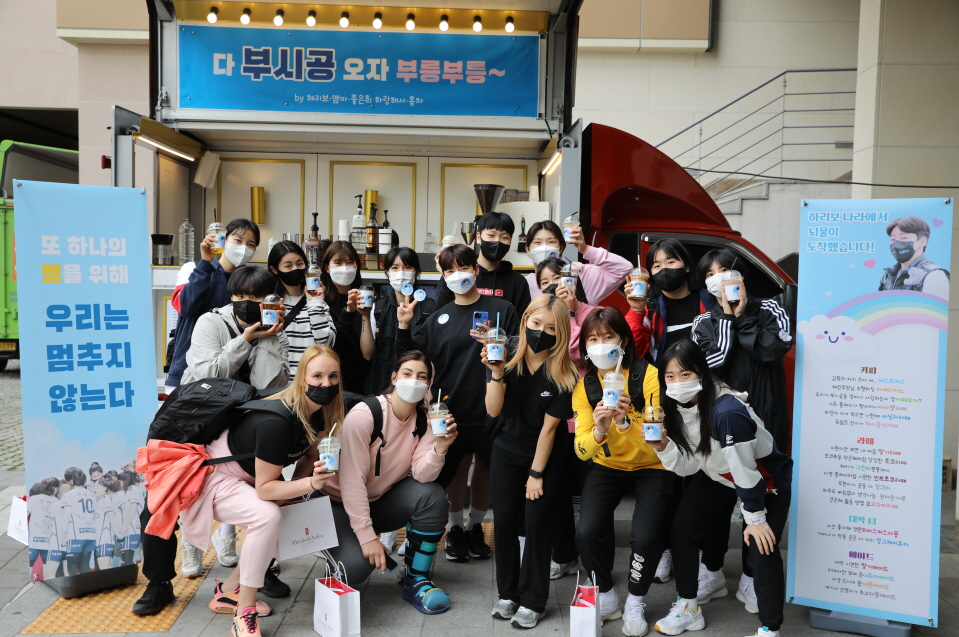 4 팬클럽이_보내온_커피차앞에서 기념촬영