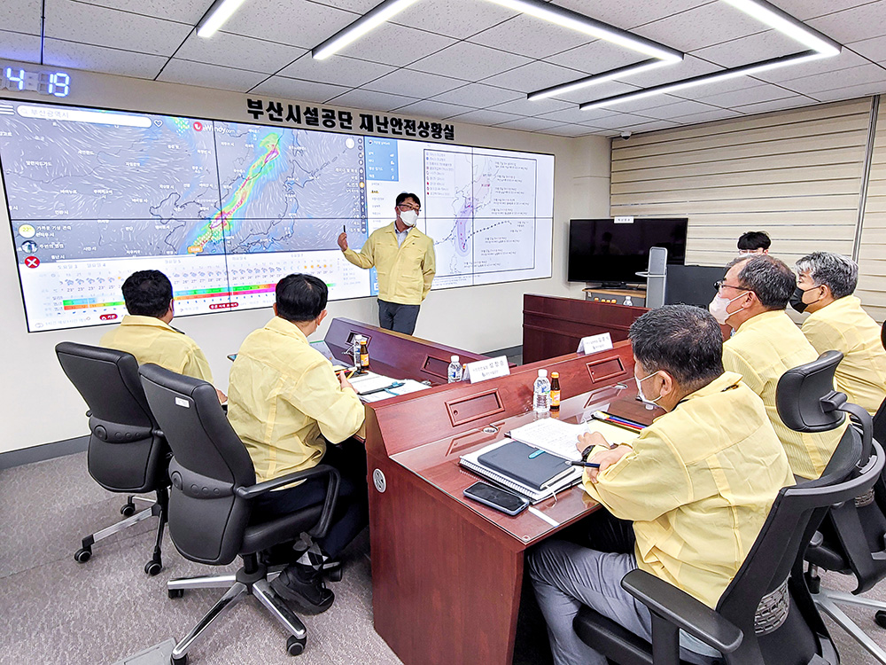 안우환 안전환경팀장이 공단 본사 재난안전상황실에서 태풍 힌남노의 동선과 대응에 대해 브리핑하고 있다