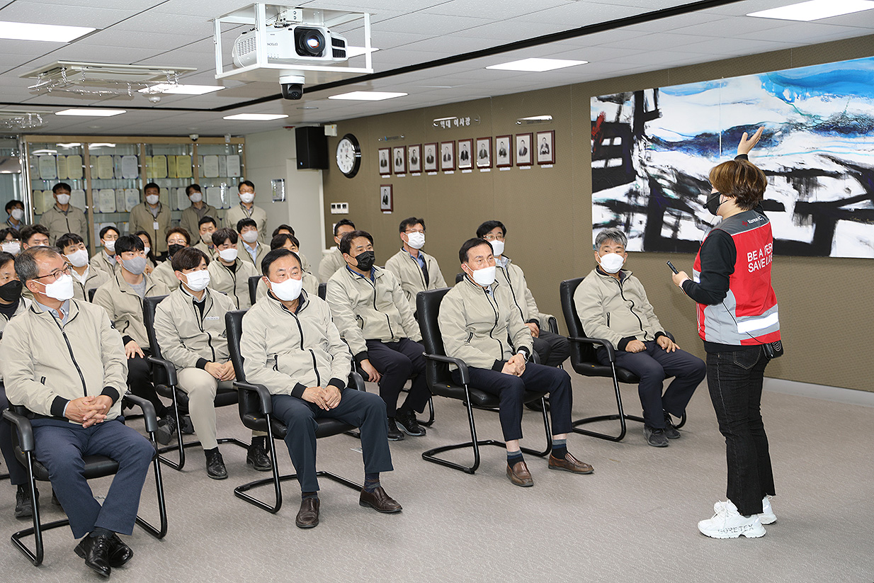 대한적십자사 이정림 강사(응급구조사)가 심폐소생술 이론교육을 진행하고 있다