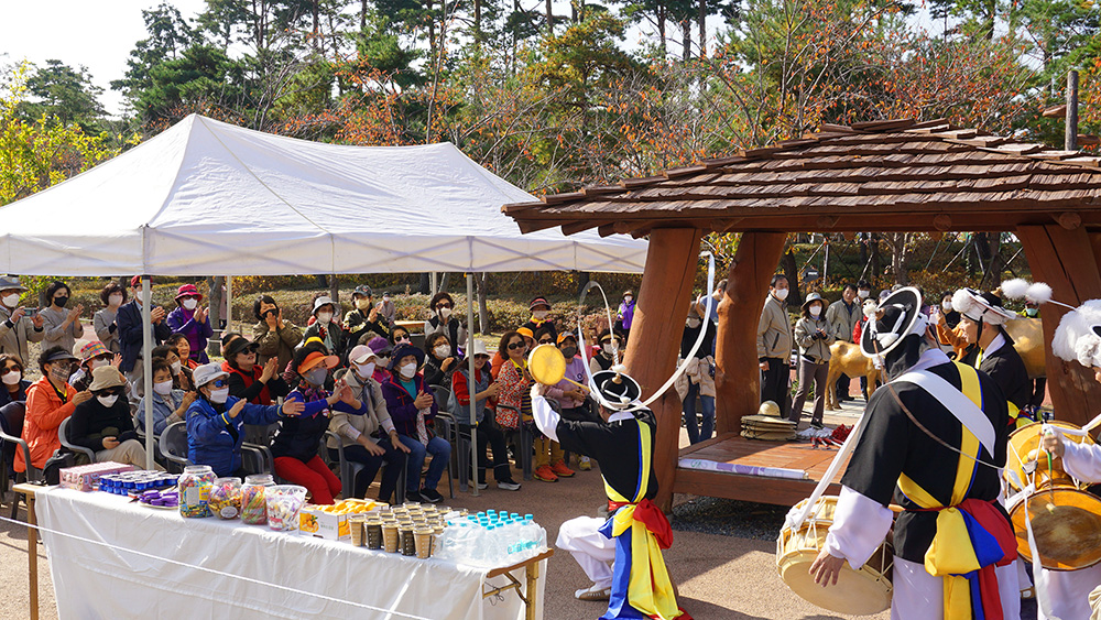 부산국립국악원의 _가네쉬_팀이 풍년을 기원하는 비나리 공원 펼치고 있다