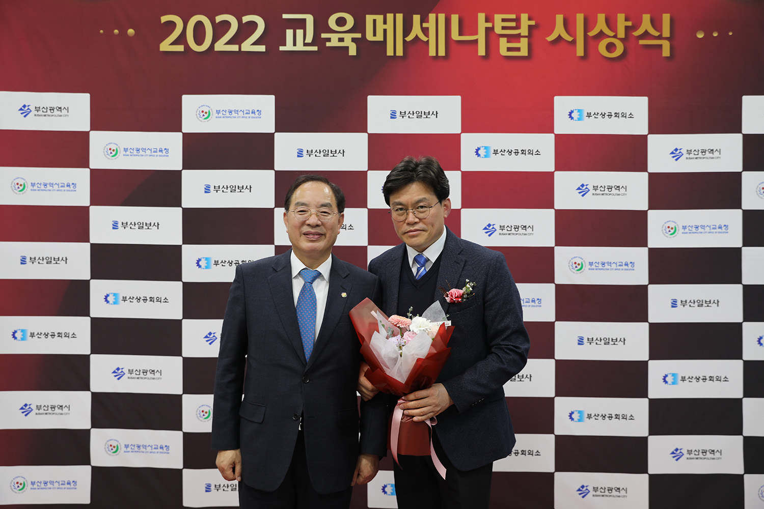 공단 장귀봉 경영혁신실장(우측)이 하윤수 부산시교육감과 기념촬영을 하고 있다