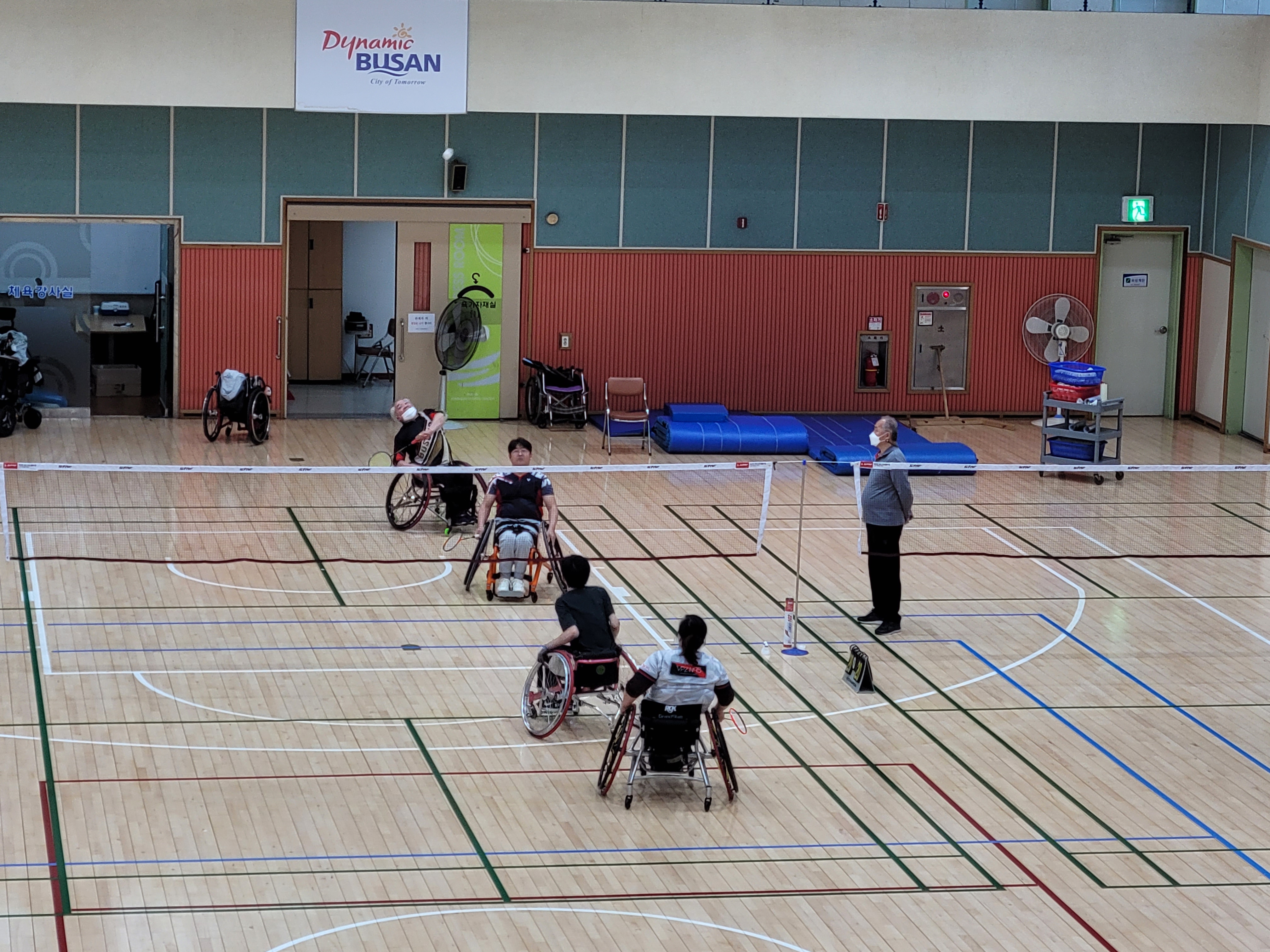 한마음스포츠센터 체육관에서 휠체어 배드민턴 운동을 하는 모습