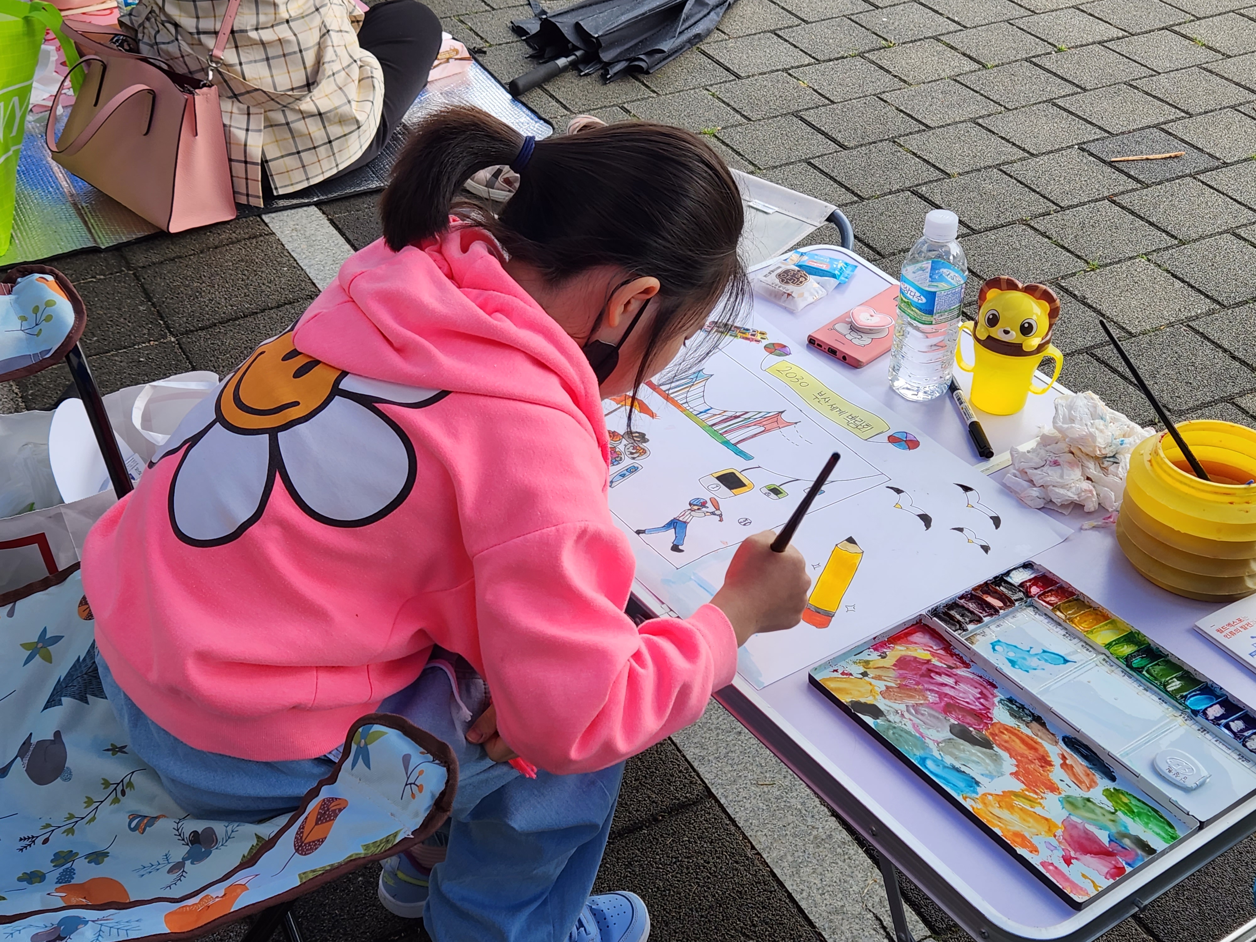 대회에 참가한 어린이가 2030엑스포를 주제를 그림을 그리고 있다