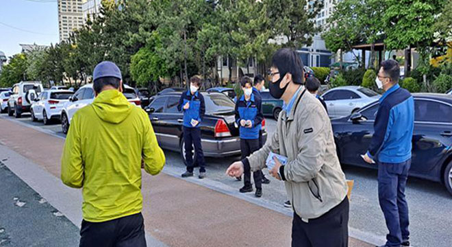 시민에게 깨진 유리창 복원 주간 캠페인을 홍보 중인 교량기전팀 